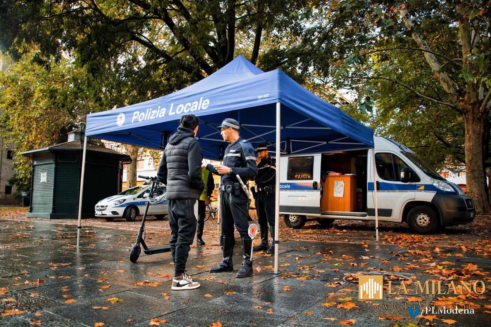 Modena: sabato 15 febbraio, un gazebo informativo della Polizia Locale sulla sicurezza stradale e sulle regole per l'uso dei monopattini