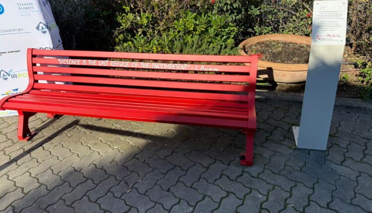 Pisa: violenza contro le donne, il Presidente Mazzeo all'inaugurazione della panchina rossa all'aeroporto "Galilei"