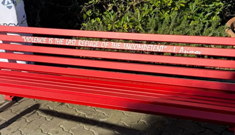 Pisa: violenza contro le donne, il Presidente Mazzeo all'inaugurazione della panchina rossa all'aeroporto "Galilei"