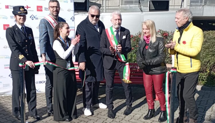 Pisa: violenza contro le donne, il Presidente Mazzeo all'inaugurazione della panchina rossa all'aeroporto "Galilei"