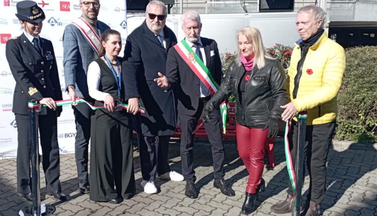 Pisa: violenza contro le donne, il Presidente Mazzeo all'inaugurazione della panchina rossa all'aeroporto "Galilei"