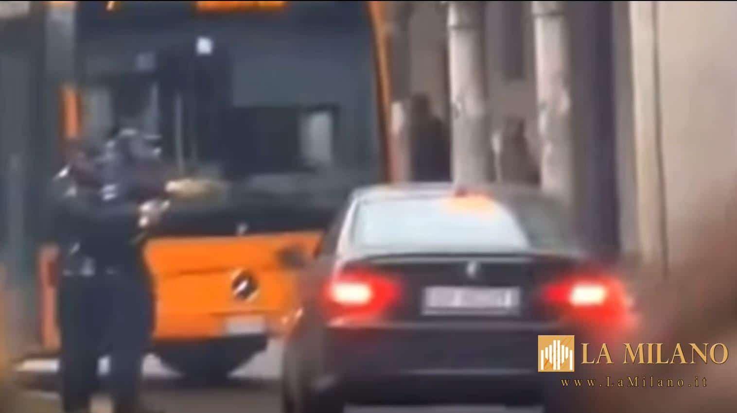 Parma, tenta di investire due agenti della Polizia Municipale in via D’Azeglio per darsi alla fuga.