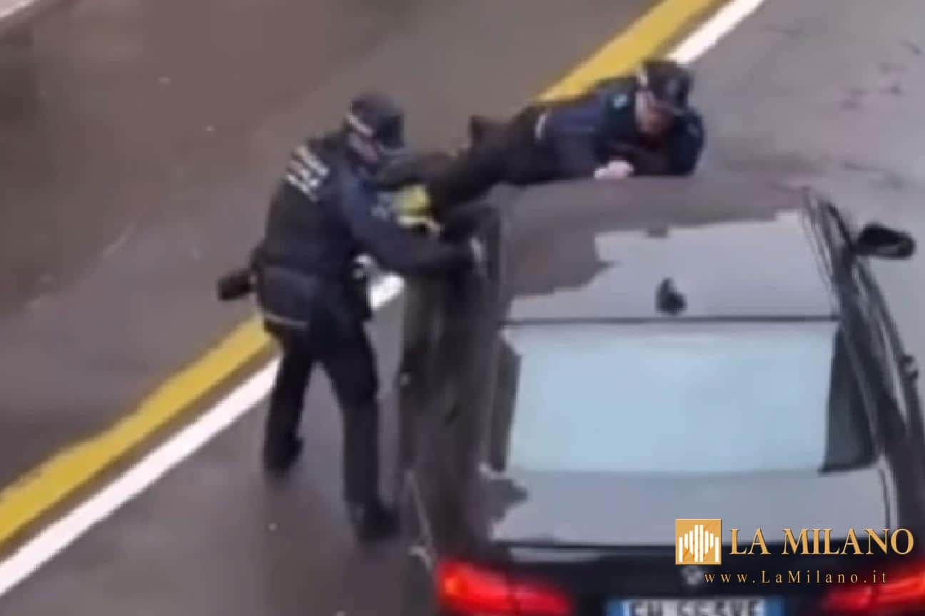 Parma, tenta di investire due agenti della Polizia Municipale in via D’Azeglio per darsi alla fuga.