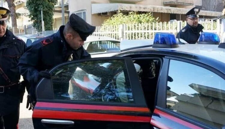 Lissone, marito ubriaco torna a casa, aggredisce la moglie e distrugge i mobili