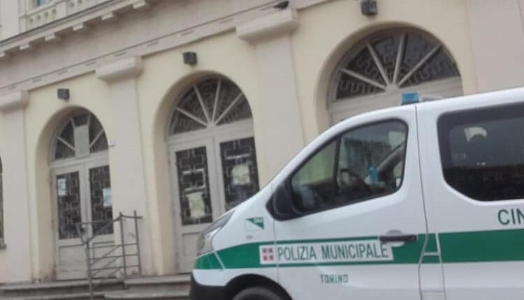 Lotta alla contraffazione a Torino. Sequestrati 181 capi d'abbigliamento falsi