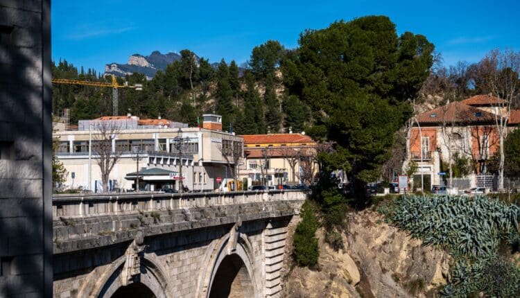 Ascoli Piceno: Tenta il suicidio dal Ponte Nuovo, donna salvata dalla Polizia Locale