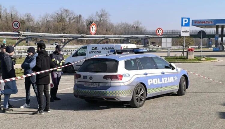Poliziotti feriti a martellate in una stazione di servizio vicino a Ivrea: agente colpito spara per difendersi. Dal Governo messaggi di sostegno