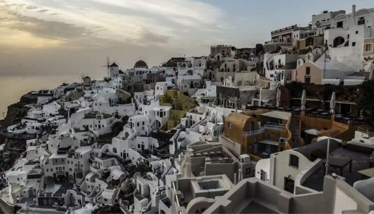 Grecia, stato di emergenza fino al 1º marzo. Le Cicladi tremano ancora: 1000 terremoti in dieci giorni