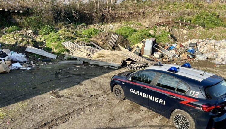 Scisciano: Discarica a cielo aperto e lastre di eternit in un terreno del Comune, 3 persone denunciate