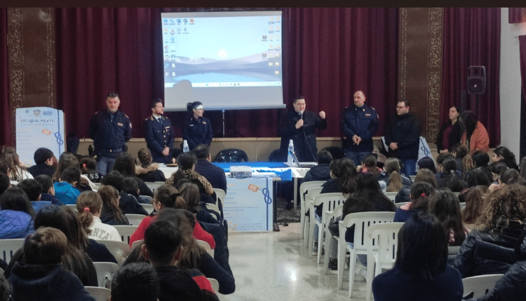 Giornata nazionale contro il bullismo. La Polizia incontra 500 ragazzi nelle scuole di Tricase e San Cassiano.