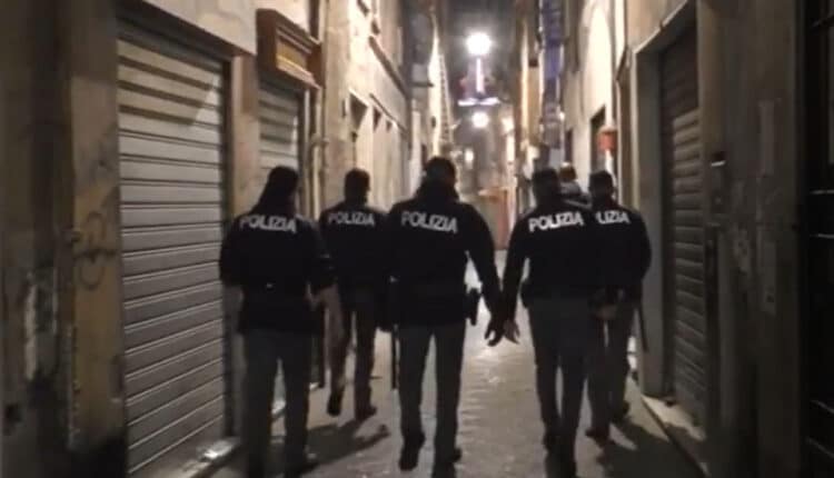 Genova: Tentano di rubare il portafogli ad un uomo utilizzando lo spray urticante, denunciati un 15enne ed un 18enne