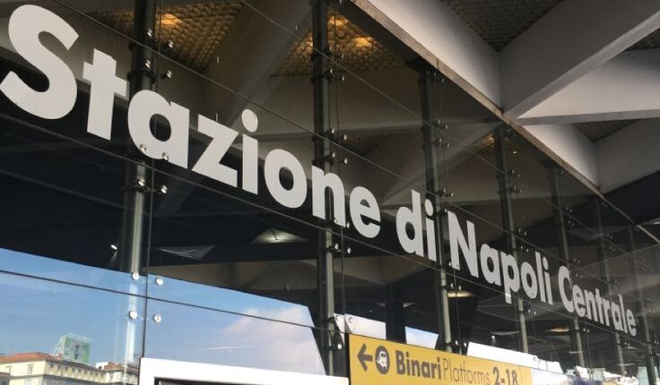 Napoli: La Polizia di Stato intensifica i servizi di contrasto al fenomeno dell'abusivismo commerciale e trae in arresto un rapinatore