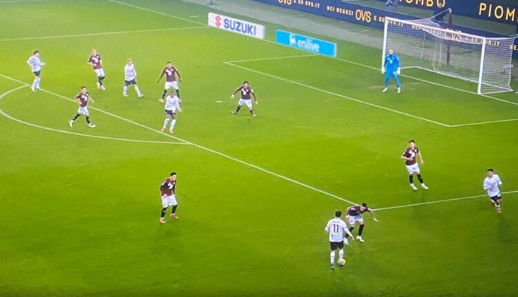 Inter-Genoa 1-0 Primo tempo con poche emozioni e senza occasioni pericolose. Il primo ed unico tiro in porta della prima frazione è di Lautaro, ma la sua conclusione dalla distanza viene smorzata dalla difesa rossoblù ed è preda facile per Leali. Primo tempo di assoluto equilibrio con i nerazzurri che mantengono il possesso e con il Genoa che si difende bene. Secondo tempo che, come il primo, inizia a ritmi bassi per poi sbloccarsi nei minuti finali. Al 69’ per gli ospiti ci prova Messias, ma dopo una deviazione para Martinez. Un minuto dopo risponde Barella colpendo l’incrocio dei pali con una gran conclusione. Al minuto 78 la partita si sblocca; Lautaro stacca di testa sugli sviluppi di un corner, Masini devia e la palla si insacca alle spalle di Leali per l’1-0 Inter. Nerazzurri che vanno più volte vicini al raddoppio nel finale; al 79’ Taremi calcia addosso a Leali da due passi e al 94’ il portiere rossoblù salva ancora su Lautaro. Termina 1-0. La squadra di Simone Inzaghi ha faticato più del previsto nel trovare il goal, ma ha portato a casa tre punti fondamentali. L’Inter si porta momentaneamente in testa alla classifica, in attesa del risultato del Napoli. Buona prestazione per la squadra di Vieira che si è difesa bene per gran parte della gara. Il Genoa vede superarsi dal Torino e rimane a 30 punti in dodicesima posizione.