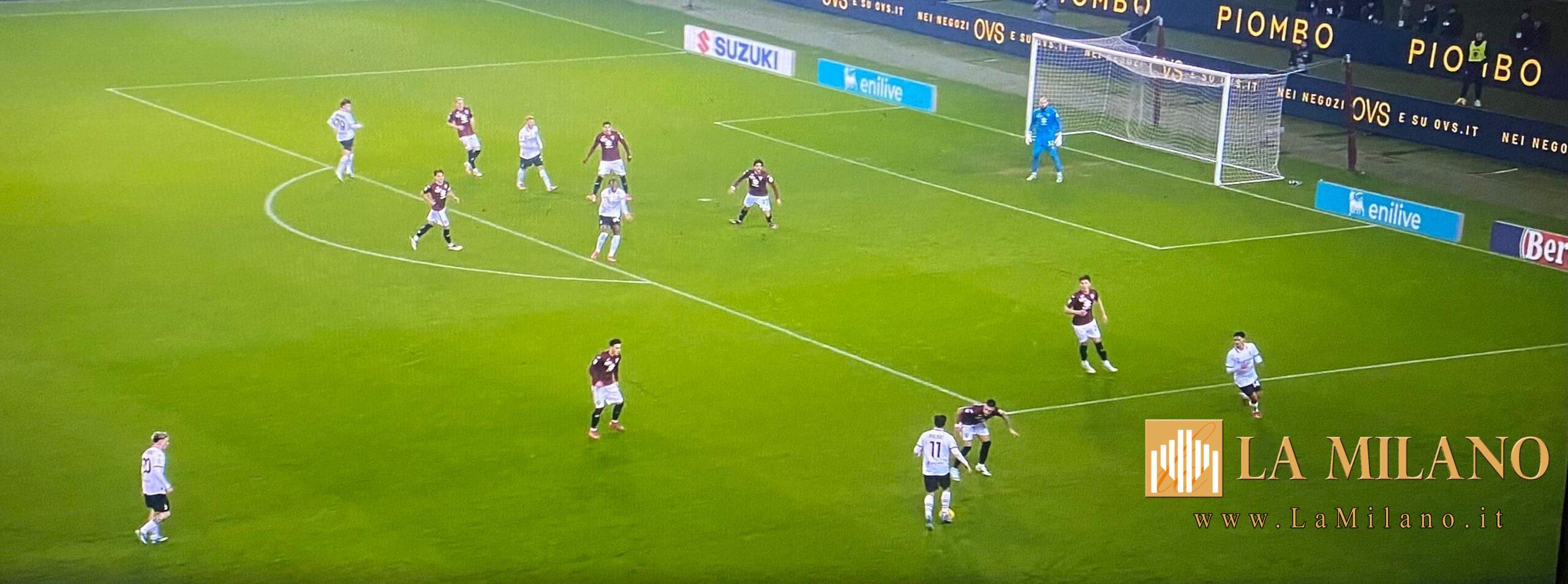 Inter-Genoa 1-0 Primo tempo con poche emozioni e senza occasioni pericolose. Il primo ed unico tiro in porta della prima frazione è di Lautaro, ma la sua conclusione dalla distanza viene smorzata dalla difesa rossoblù ed è preda facile per Leali. Primo tempo di assoluto equilibrio con i nerazzurri che mantengono il possesso e con il Genoa che si difende bene. Secondo tempo che, come il primo, inizia a ritmi bassi per poi sbloccarsi nei minuti finali. Al 69’ per gli ospiti ci prova Messias, ma dopo una deviazione para Martinez. Un minuto dopo risponde Barella colpendo l’incrocio dei pali con una gran conclusione. Al minuto 78 la partita si sblocca; Lautaro stacca di testa sugli sviluppi di un corner, Masini devia e la palla si insacca alle spalle di Leali per l’1-0 Inter. Nerazzurri che vanno più volte vicini al raddoppio nel finale; al 79’ Taremi calcia addosso a Leali da due passi e al 94’ il portiere rossoblù salva ancora su Lautaro. Termina 1-0. La squadra di Simone Inzaghi ha faticato più del previsto nel trovare il goal, ma ha portato a casa tre punti fondamentali. L’Inter si porta momentaneamente in testa alla classifica, in attesa del risultato del Napoli. Buona prestazione per la squadra di Vieira che si è difesa bene per gran parte della gara. Il Genoa vede superarsi dal Torino e rimane a 30 punti in dodicesima posizione.