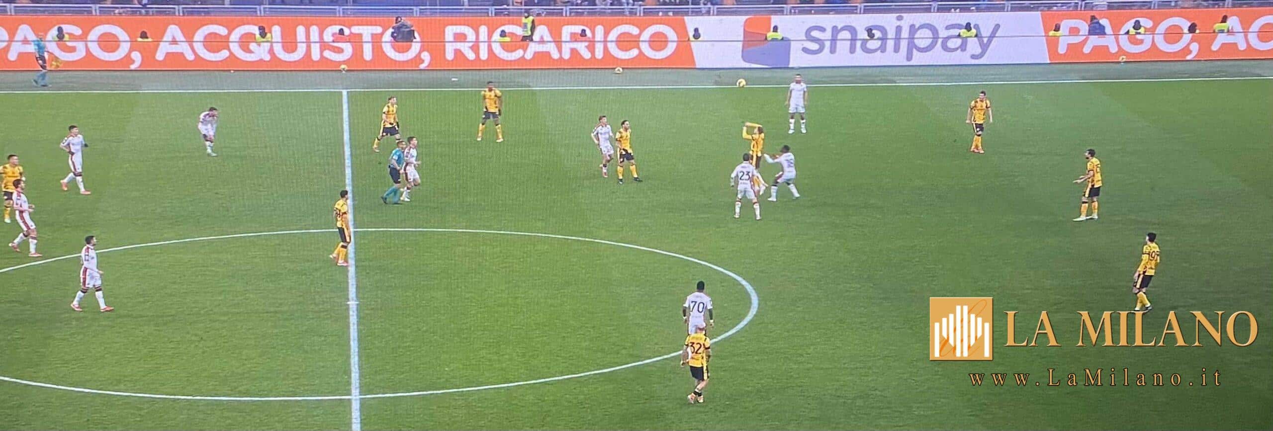 Inter-Genoa 1-0 Primo tempo con poche emozioni e senza occasioni pericolose. Il primo ed unico tiro in porta della prima frazione è di Lautaro, ma la sua conclusione dalla distanza viene smorzata dalla difesa rossoblù ed è preda facile per Leali. Primo tempo di assoluto equilibrio con i nerazzurri che mantengono il possesso e con il Genoa che si difende bene. Secondo tempo che, come il primo, inizia a ritmi bassi per poi sbloccarsi nei minuti finali. Al 69’ per gli ospiti ci prova Messias, ma dopo una deviazione para Martinez. Un minuto dopo risponde Barella colpendo l’incrocio dei pali con una gran conclusione. Al minuto 78 la partita si sblocca; Lautaro stacca di testa sugli sviluppi di un corner, Masini devia e la palla si insacca alle spalle di Leali per l’1-0 Inter. Nerazzurri che vanno più volte vicini al raddoppio nel finale; al 79’ Taremi calcia addosso a Leali da due passi e al 94’ il portiere rossoblù salva ancora su Lautaro. Termina 1-0. La squadra di Simone Inzaghi ha faticato più del previsto nel trovare il goal, ma ha portato a casa tre punti fondamentali. L’Inter si porta momentaneamente in testa alla classifica, in attesa del risultato del Napoli. Buona prestazione per la squadra di Vieira che si è difesa bene per gran parte della gara. Il Genoa vede superarsi dal Torino e rimane a 30 punti in dodicesima posizione. 