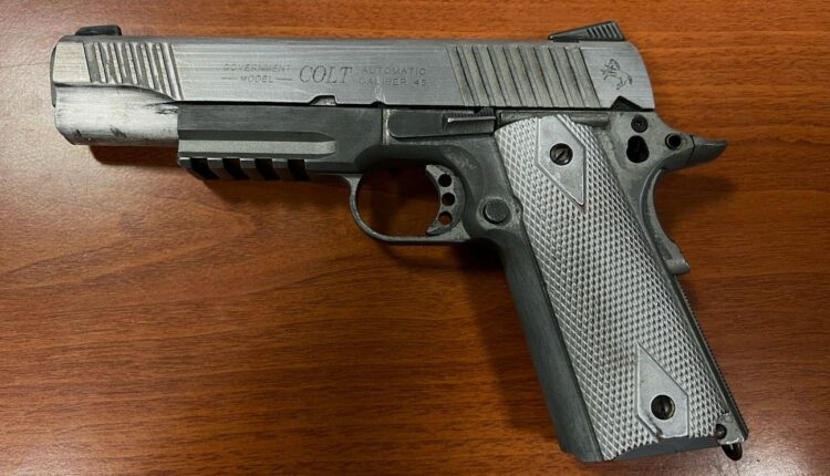 Bolzano: Entra in una casa del Centro e minaccia la proprietaria con una pistola. 16enne arrestato dalla Polizia di Stato