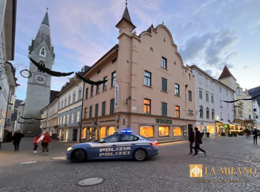 Bolzano: dà in escandescenze, si denuda e aggredisce i passanti, straniero pluripregiudicato arrestato