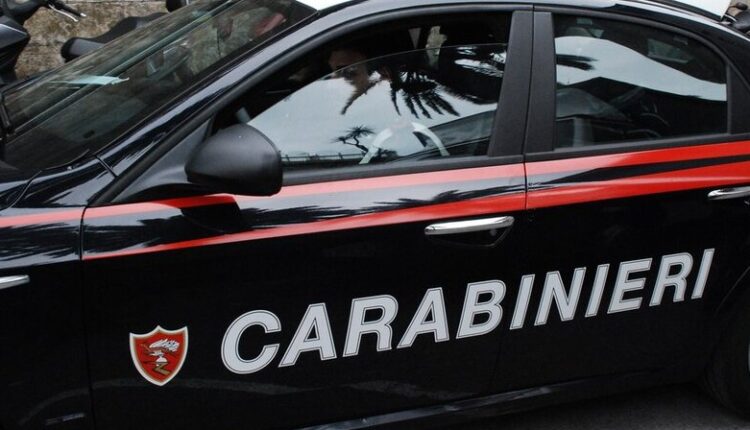 Cremona: tenta di rubare in un supermercato, denunciato un uomo per porto abusivo di arma