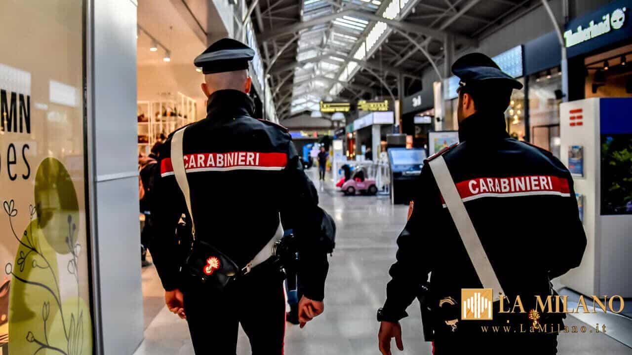 Arese, furto nel centro commerciale. Rubati 88 capi d'abbigliamento per un valore di 3 mila euro