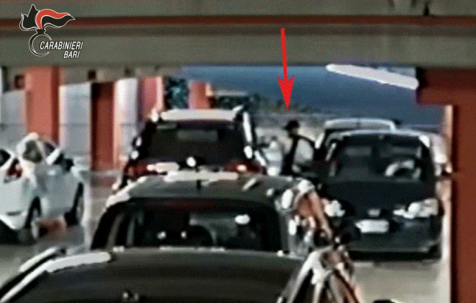 Bari: 11 arresti per associazione a delinquere allo scopo di commettere furti aggravati, ricettazione e indebito utilizzo di carte di credito, tra le vittime anche il vice capitano del Bari Calcio