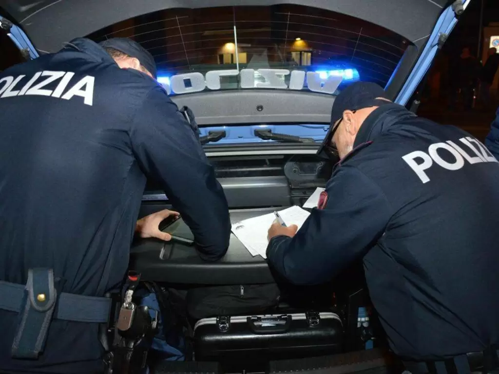 Genova: viene fermato dalla Polizia di Stato perché è senza cintura ma lo trovano in possesso di un coltello, denunciato