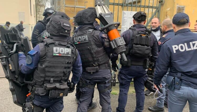 Monza: Barricato in casa, minaccia di darsi fuoco infliggendosi ferite alle braccia con un coltello da cucina per non essere condotto in Tribunale per l'udienza