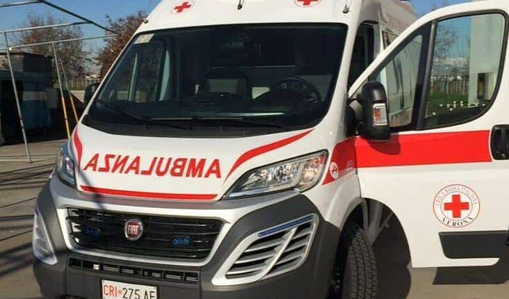 Vicenza: Cerca di scappare dall'ambulanza colpendo violentemente il fratello, agenti costretti ad utilizzare lo spray al peperoncino per immobilizzarlo