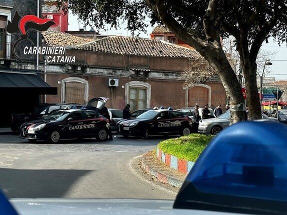 Catania: San Cristoforo, i Carabinieri scovano nascondigli di droga lungo la strada, sequestrate 20 dosi di cocaina