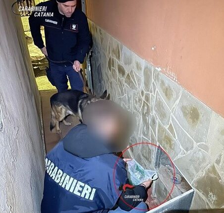Catania: San Cristoforo, i Carabinieri scovano nascondigli di droga lungo la strada, sequestrate 20 dosi di cocaina