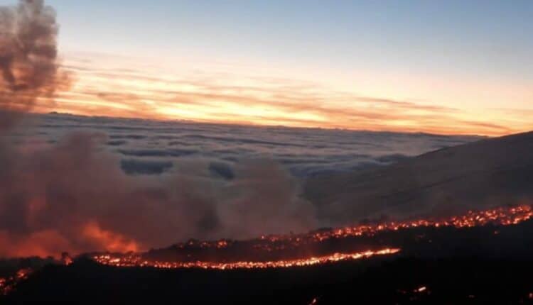 Etna in eruzione: voli dirottati e cenere su Catania, disagi ai passeggeri per il traffico in tilt