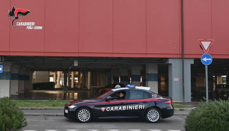 Forlì: Carabinieri denunciano 15 giovani, di cui 3 minorenni, presunti responsabili del reato di furto