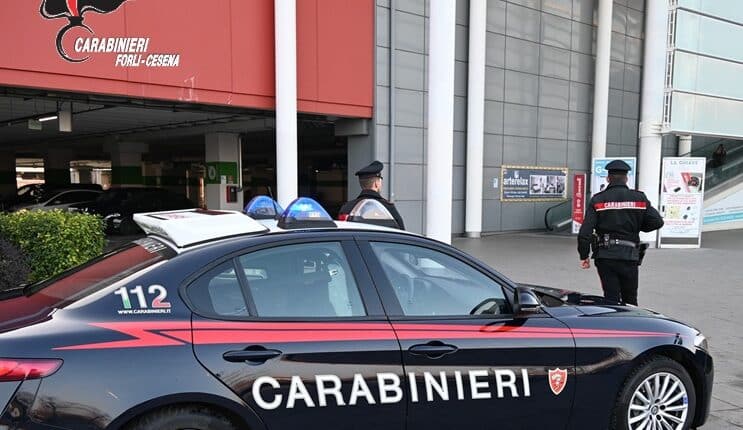 Forlì: Carabinieri denunciano 15 giovani, di cui 3 minorenni, presunti responsabili del reato di furto