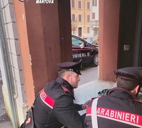 Mantova: Chiama il 112 perché ha fame e freddo. I Carabinieri "missionari" gli offrono la cena