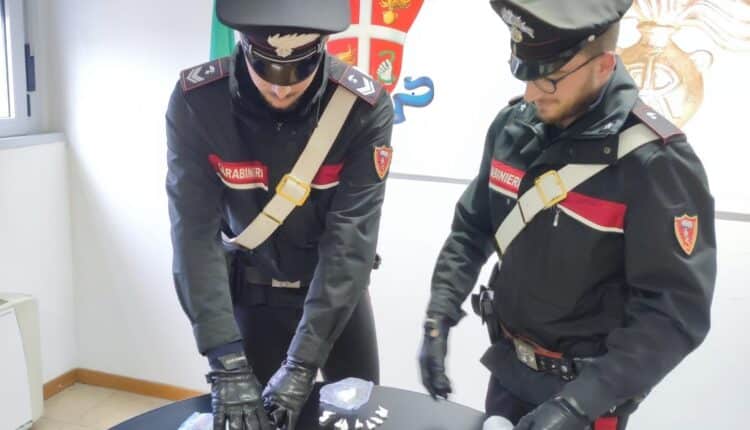 Castiglione delle Stiviere: Tenta di ingerire un grammo e mezzo di cocaina per evadere il controllo dei Carabinieri, denunciato 37enne