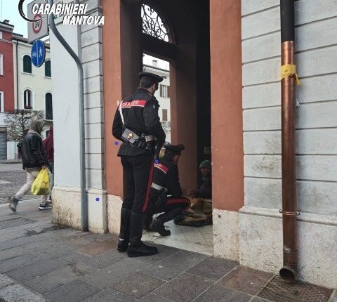 Mantova: Chiama il 112 perché ha fame e freddo. I Carabinieri "missionari" gli offrono la cena