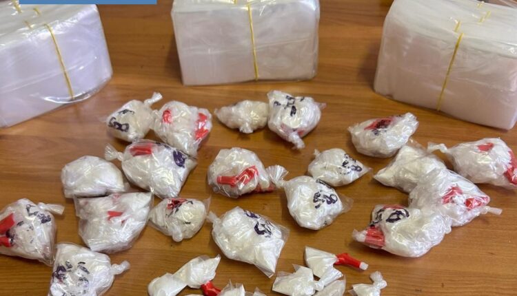 Roma: Modalità "home delivery" con scatole di metallo dotate di magneti per nascondere la droga. Arrestato dalla Polizia di Stato 21enne romano