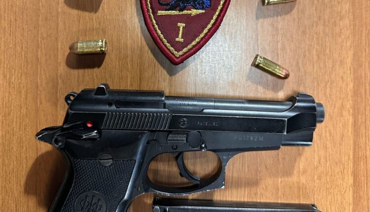 Roma: Pistola rubata, munizioni e l'ossessione per i selfie con le armi. 2 giovani arrestati dalla Polizia di Stato