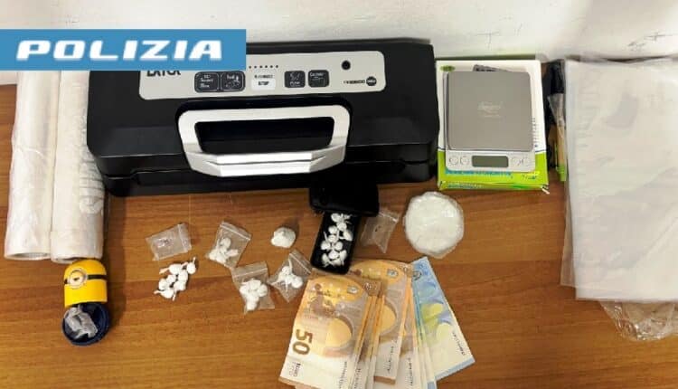 Napoli: Barra, nasconde droga in casa. Arrestato dalla Polizia di Stato