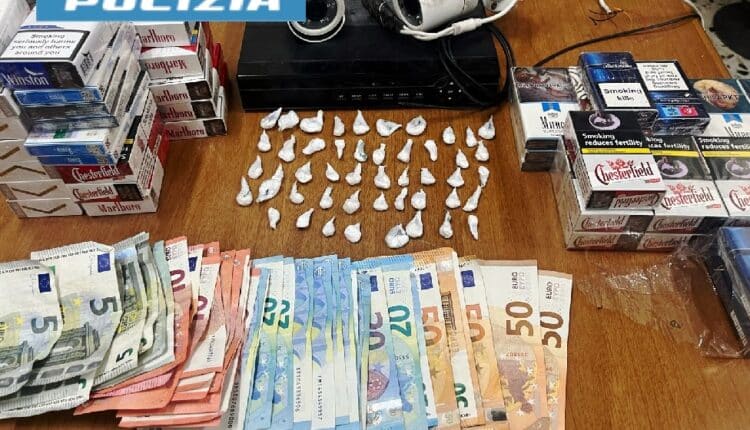 Napoli, 55enne spacciava cocaina dalla finestra di casa sua nei Quartieri Spagnoli
