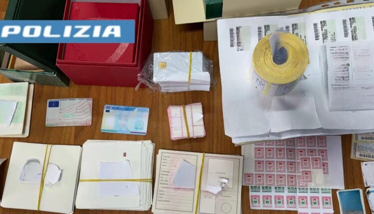 Napoli: Scoperta una "centrale" di documenti falsi, denunciato 51enne