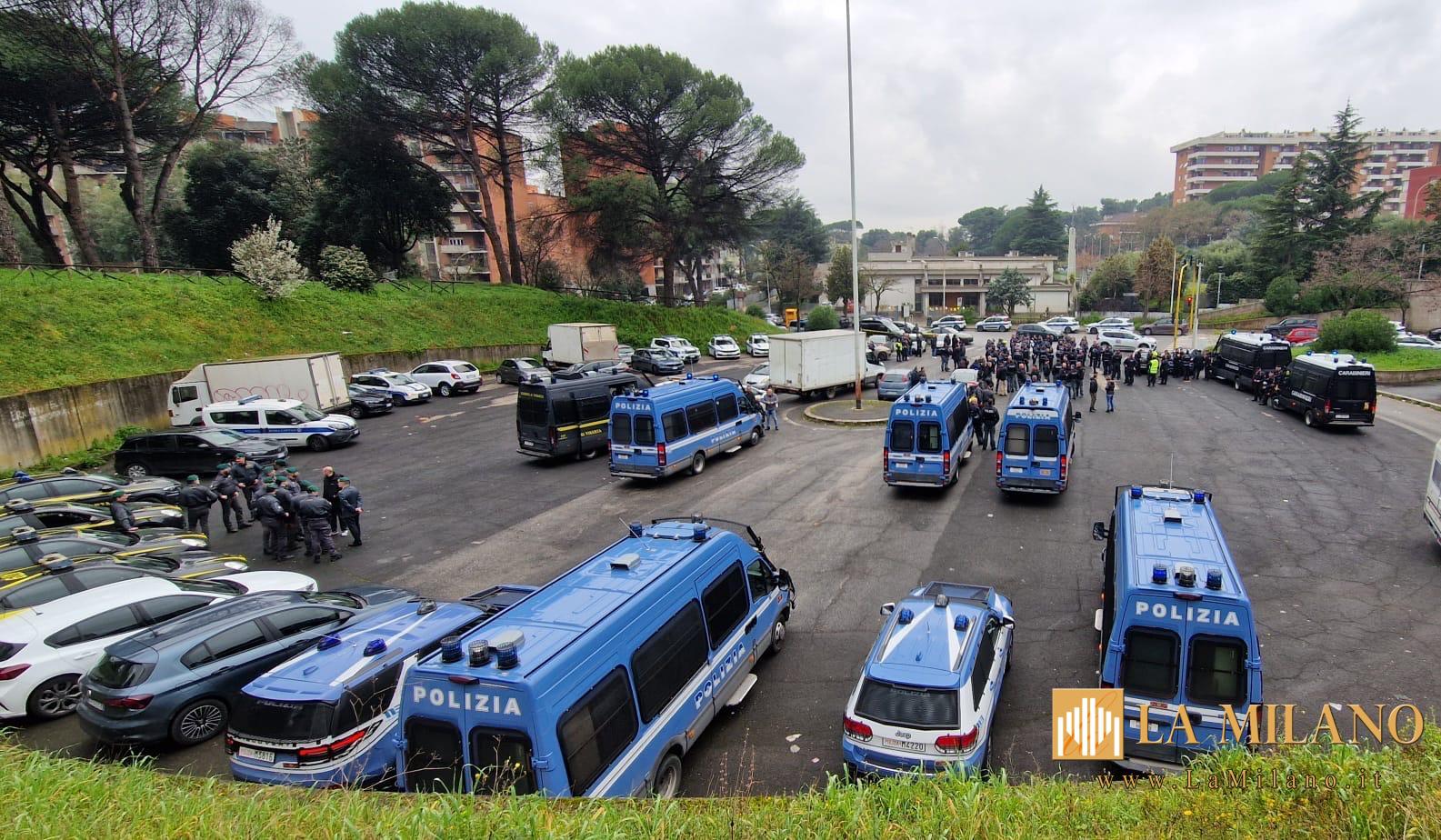 Roma: Nuovo blitz interforze nel Quarticciolo. Dosi di stupefacente trovate nei tubi dell'acqua, 8 stranieri all'Ufficio Immigrazione e 2 immobili liberati