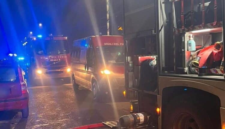 Milano, incendio in un palazzo a Giambellino: 16 intossicati, un uomo grave è ricoverato al Niguarda, ancora ignote le cause