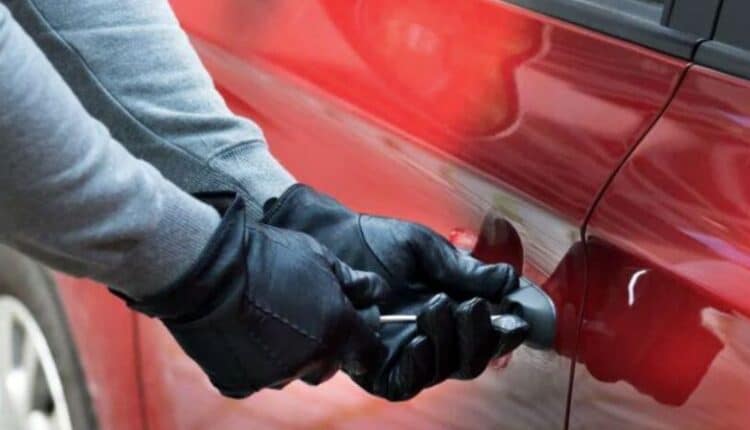 Quarto: Furto su auto in via Campana, Carabiniere libero dal servizio arresta 2 persone