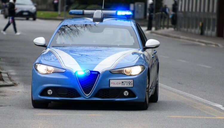 Como: prende a pugni un passante senza motivo e all'arrivo dei poliziotti è violento anche con loro, arrestato