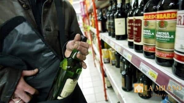 Viareggio: ruba superalcolici all'Esselunga, arrestato 40enne extracomunitario