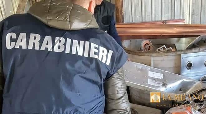 Gricignano di Aversa: Sorpresi dai Carabinieri mentre cannibalizzano un'auto rubata. Scattano un fermo e due denunce