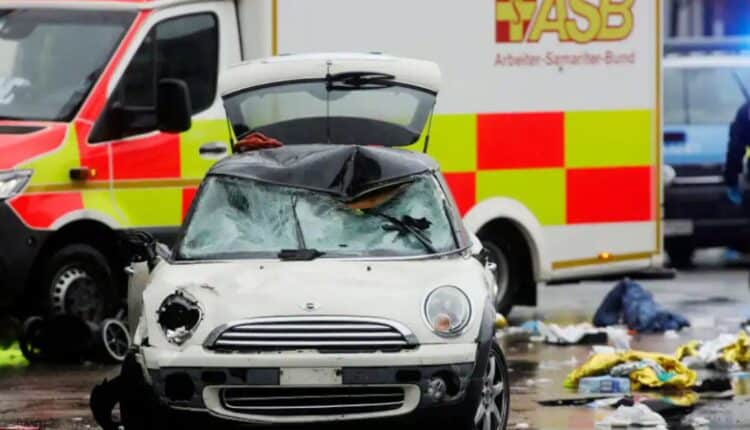 Monaco di Baviera, auto sulla folla durante una manifestazione: un morto e 28 feriti. Arrestato il responsabile, si indaga su un possibile attentato