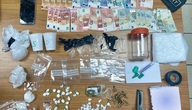 Taranto: Spacciava droga protetto da un grata in ferro. 25enne scoperto e arrestato dalla Polizia di Stato