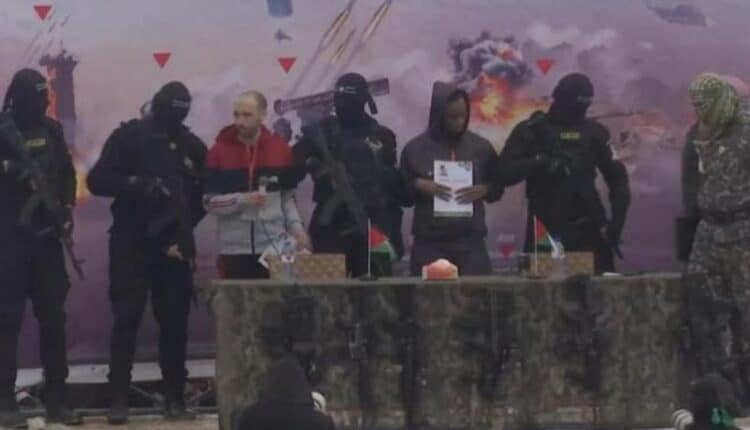 Scambio di ostaggi tra Israele e Hamas: rilasciati sei israeliani in cambio di 602 prigionieri palestinesi. Hamas "pronti per passare alla seconda fase dell'accordo"