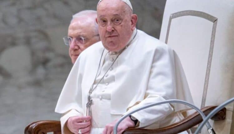 Papa Francesco in condizioni critiche: crisi respiratoria e prognosi riservata. Il Vaticano: "necessaria ossigenoterapia e trasfusioni di sangue"